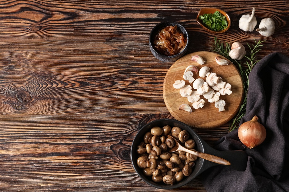 Poradnik krok po kroku jak zrobić zupę grzybową - podsmażanie grzybów