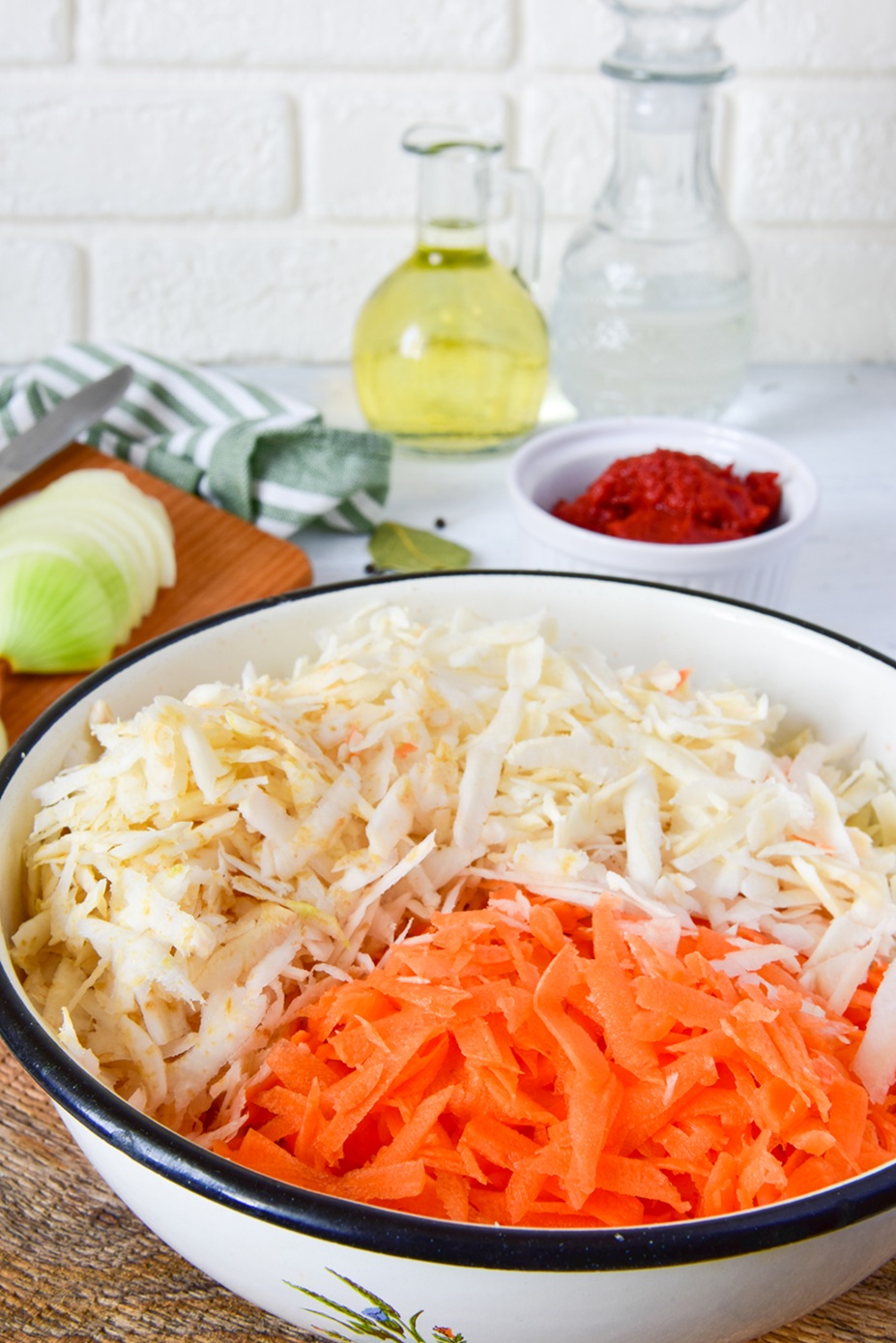 Przygotowanie sosu warzywa starte na wiórki – całość dusimy na małej mocy palnika, by nie przypalić składników.