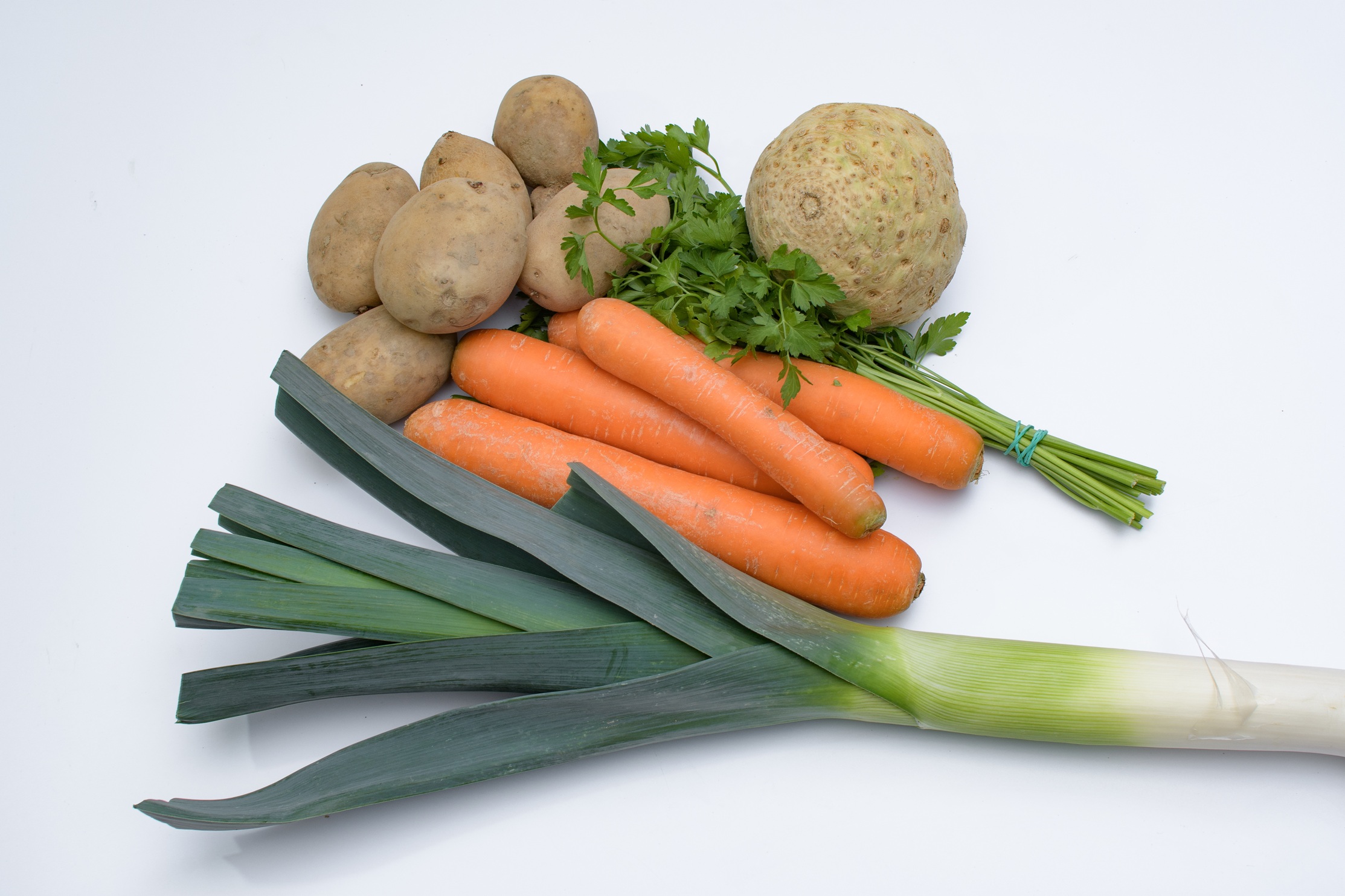 Składniki na sałatkę jarzynową: marchewki, pietruszka, seler i ziemniaki