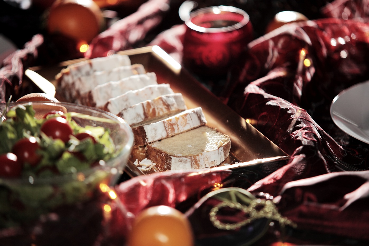 Słodkie ciasto z miodem i orzechami oraz kruche ciasteczka, które zgodnie z tradycją mają zapewnić domownikom szczęście i pomyślność.