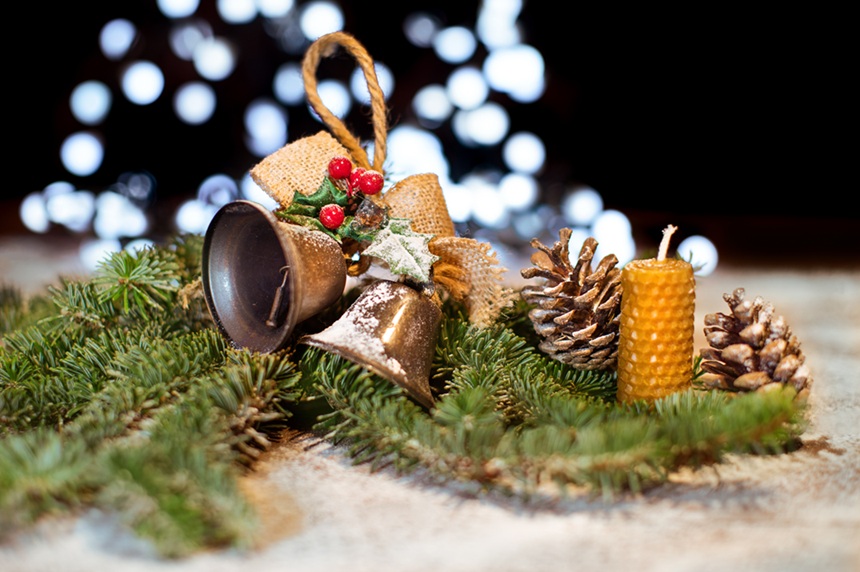 Świąteczne dekoracje i świece budujące niezwykłą moc wieczoru oraz rodzinną atmosferę, na którą czekamy przez cały rok.