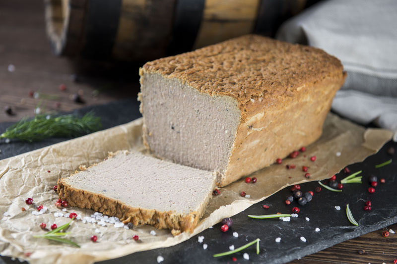 świąteczny pasztet na bożonarodzeniowym stole wigilijnym