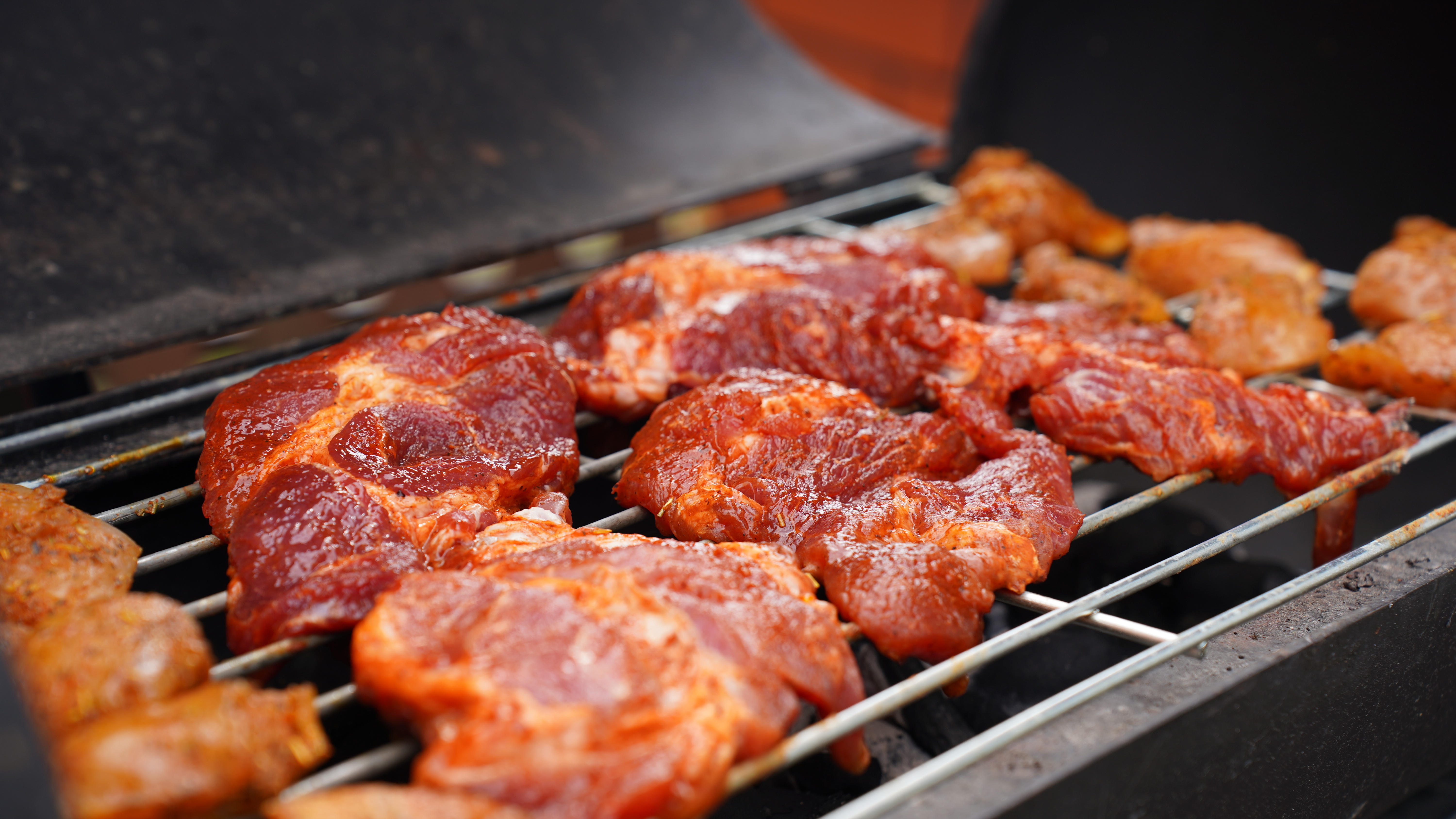 w jakiej temperaturze grillować karkówkę na grillu gazowym