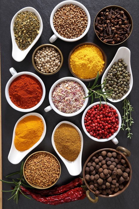 zdjęcie przedstawiające przyprawy z listy przypraw do ryby po grecku - ziele angielskie, sól i pieprz czarny, słodka papryka w proszku, szczypta ostrej papryki, suzony tymianek