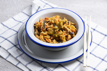 Makaron CHOW MEIN z wieprzowiną i warzywami (300g)