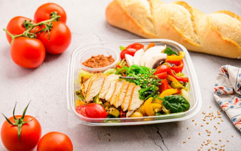 Sałatka z grillowanymi warzywami i kurczakiem (400g)