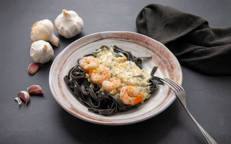 Tagliatelle nero w sosie z owocami morza (350g)