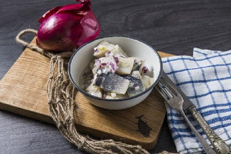 Śledź w oleju z czerwoną cebulką (opak. 500 g)