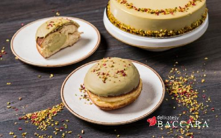 Pączek z kremem pistacjowym