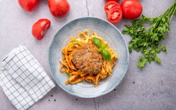 Stek bałkański z makaronem i sosem pomidorowym (350g)