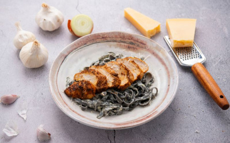 Filet z kurczaka grillowany z czarnym makaronem i sosem kremowym (350g)