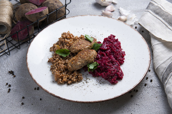 Klopsiki w sosie myśliwskim z kaszą i buraczkami (500g)