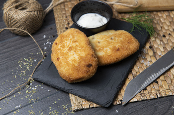 Kotlety ziemniaczane z sosem jogurtowym (2 szt.)