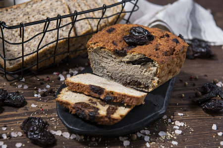 Pasztet MIĘSNY ZE ŚLIWKĄ (0,5 kg)