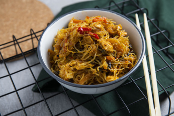 Makaron ryżowy z kurczakiem (300g)