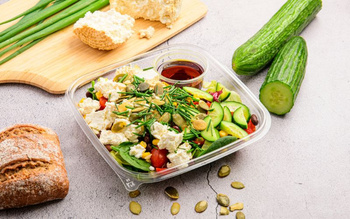 Sałatka z twarogiem wędzonym (400g)