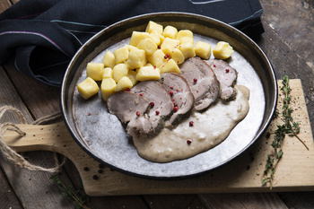 Pieczeń karkowa z kopytkami i sosem grzybowym (400g)
