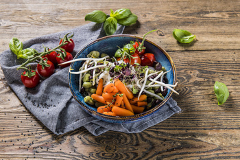 BOWL makaron sojowy z bobem i warzywami (1 szt.)