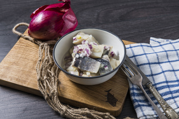 Śledź w OLEJU Z CZERWONĄ CEBULKĄ (500 g)