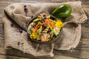 BOWL makaron razowy z tofu i jajem (1 szt.)