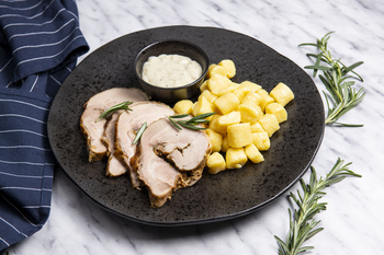 Pieczeń indycza w sosie z ziel. pieprzu z kopytkami (400g)