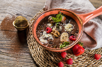 BOWL czekoladowy z owocami i orzechami (1 szt.)