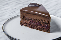 Tort Czekoladowy z wiśnią (1 porcja)