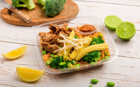 Sałatka orientalna z polędwiczką wieprzową (400g)