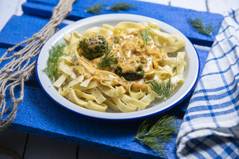 Tagliatelle z brokułami i łososiem (400g)