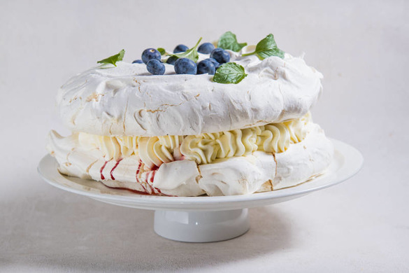 Tort bezowy z mascarpone i wiśniami (1600g)